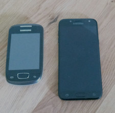 2 alte Samsung Handys große hatte einen Wasserschaden das kleine weiß ich nicht