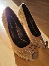 Ungetragene beige Peeptoes mit