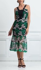 Nagelneues Kleid ohne Etikett