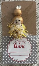 Anhänger Geschenk Mitbringsel Handmade Holz Handbemalt Püppchen Mädchen Gold