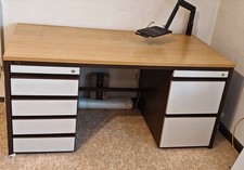 Stabiler Schreibtisch von