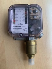 Druckschalter der Marke Sauter, Modell DFC17B58 F001.