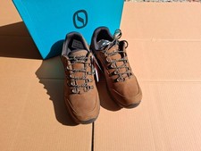Unpaare Trekkingschuhe (links