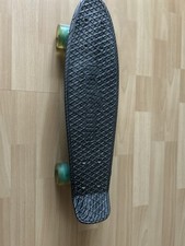 Pennyboard Original Skateboard mit Leuchteffekt-Rollen