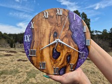 Wanduhr aus Olivenholz mit Lila Epoxidharz 