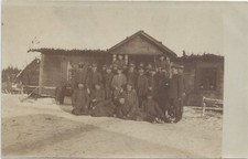 O013,Foto,Soldaten,Uniform,Holzütte,Quartier,Ort ?,vermutlich Russland,1.WK