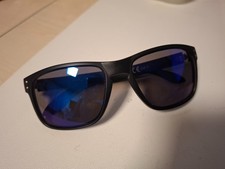 Schöne, schlichte Sonnenbrille - schwarzes Gestell - schwarze Gläser