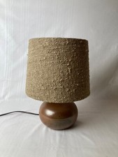 Rustikale Tischlampe mit Juteschirm und Terrakottasockel - perfekt für gemütliches Zuhause