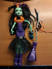 Monster High Puppe Casta Fierce mit Besen und Katze