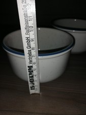 Zwei Schälchen Schüsseln