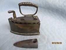 Antikes altes kleines Bügeleisen aus Messing mit Wärmeeisen