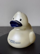 Badeente Ente perlmutt/blau aus der LUFTHANSA First Class Lounge HON