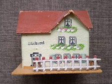 altes Haus aus Pappe für