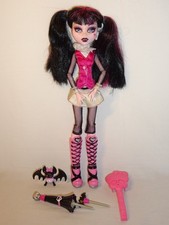 Monster High Draculaura Basic First Wave mit Zubehör Fledermaus Watzit Haustier