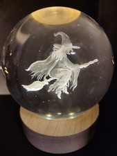 Glaskugel mit edlem Holzsockel