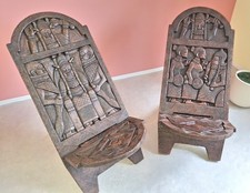 2 afrikanische Holzstühle