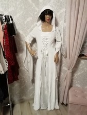 Weißes langes Kleid mit