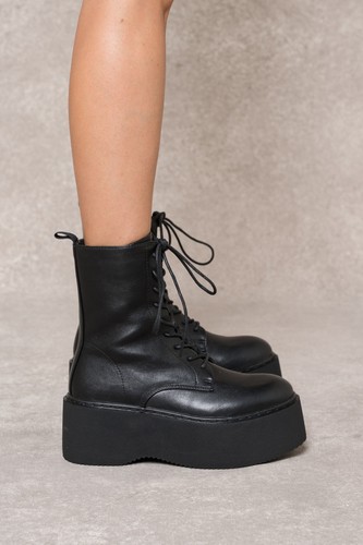 Schwarze schnürboots mit - schwarze,