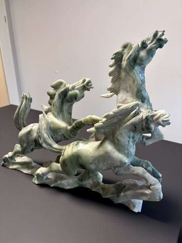 Pferde skulptur aus jade - pferde,