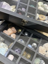 Mineralien Sammlung – 2 Holzboxen mit verschiedenen Edelsteinen & Kristallen