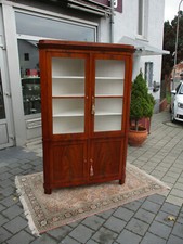 Biedermeier Eck Vitrine um 1830 in Mahagoni furniert