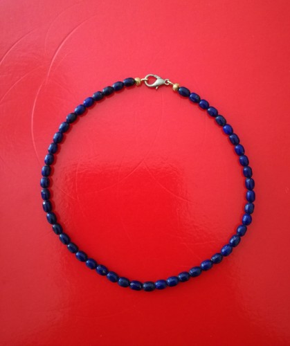 Perlenkette aus tiefblauem