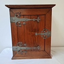 antikes altes Wandschränkchen Schränckchen Wandschrank Zierbeschläge 53x44x26cm