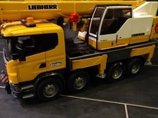BRUDER - Scania Super 560R Liebherr Kran-LKW mit Light + Sound Modul