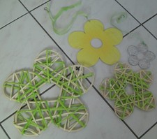 4 Blüten Dekoration Basteln Rattanblüten naturbelassen hell grün gelb zum Hängen