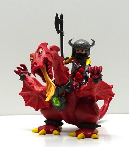 Roter feuer drache mit drachen - roter,