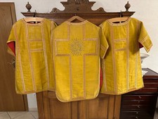 Historische Kapelle - römisches Messgewand & zwei Dalmatiken - Goldbrokat