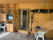 Dauercampingplatz-Wohnwagen mit Vorzelt-Stellplatz zu verkaufen.