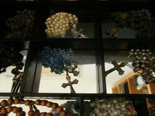 15 Konvolut Rosenkränze alt + neu im Schaukasten 41x31cm H.15cm versch. Design