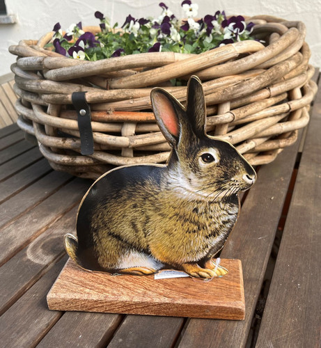 Hase metall auf holzsockel - hase,