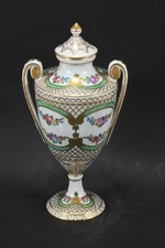 C26M39- Dresden Porzellan Deckelvase handbemalt und goldstaffiert