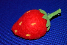 Erdbeere aus Filz zum Aufhängen rot Anhänger Geschenk 13 cm hoch