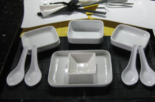 20 tlg. GESCHIRR SET im Asia Styl, weiß m. Eßstäbchen, Vorlegelöffeln, Schälchen