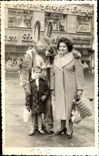 Foto Ak Frankfurt am Main, Person im Hasenkostüm mit Frau und... - 4264674