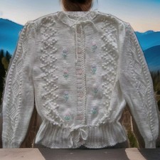 Trachten Strickjacke mit Schößchen und Stickerei, weiß, Handgestrickt