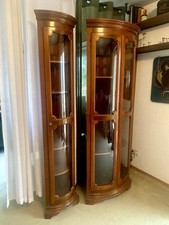 Zwei Kolonialstil Vitrine