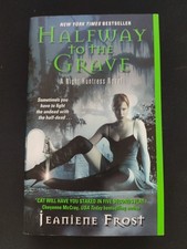 Halfway to the Grave: A Night Huntress Novel von Jeaniene Frost Zustand gut[8]