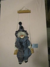 Harlekin Clown auf Schaukel