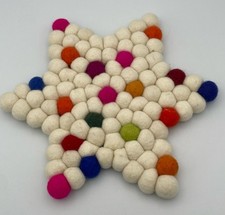 Großer Untersetzer in Sternform, Filzkugeln, Durchmesser ca 25 cm