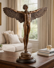 Bronzefigur geflügelter