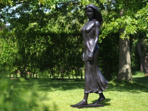 Bronzefigur emily stehend - bronzefigur,