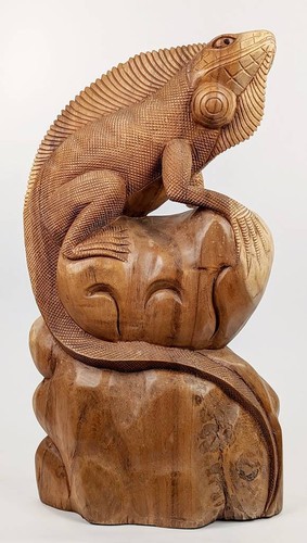 Großer leguan auf sockel - auf,