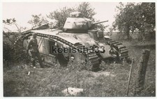 Foto Char B 1 Panzer Wrack CHINON auf einem Feld an der Westfront in Frankreich