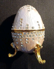 Schmuck-Ei im Faberge Stil Replica in gutem Zustand 