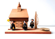 Kurrende-Gruppe original Erzgebirge, Kerzenhalter m. Kirche u. Spanbaum