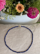 Elegantes Lapislazuli-Collier mit Feingold-Akzenten